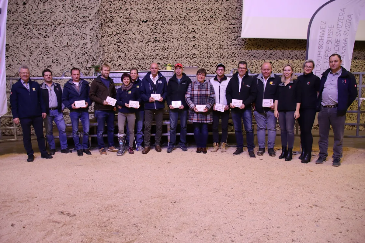 Herdbook_Award_2022_Gold_Ku__he Am Herdbook-Award von Mutterkuh Schweiz wurden Zuchttiere mit hoher Lebensleistung ausgezeichnet