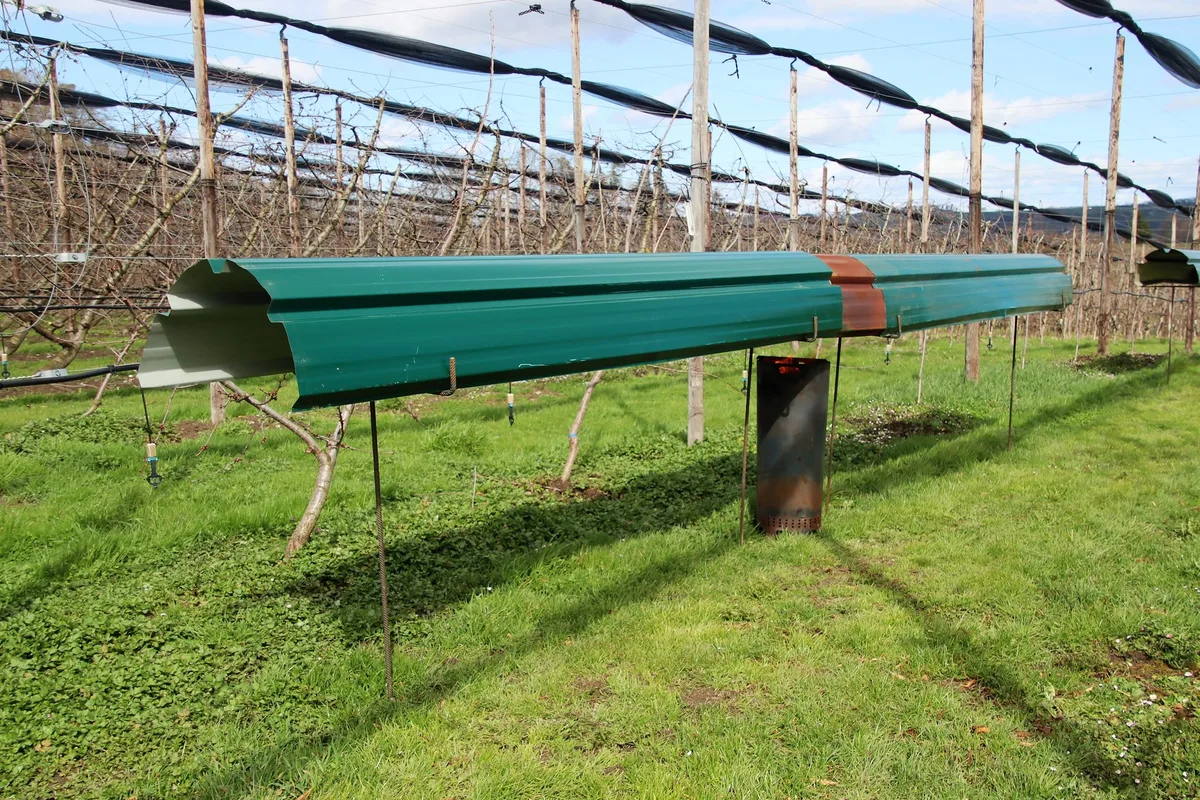 71228ad177d3949a2eb19a9cc2a65a02d02659d4 Der Pelliheat besteht aus einem Ofen mit Fussplatte, vier Metallstützen und zwei unlackierten Wellblechen. Im Ofen sorgen gelöcherte Röhren für Luftzufuhr und einen rauchlosen Brand. (Bilder RoMü)