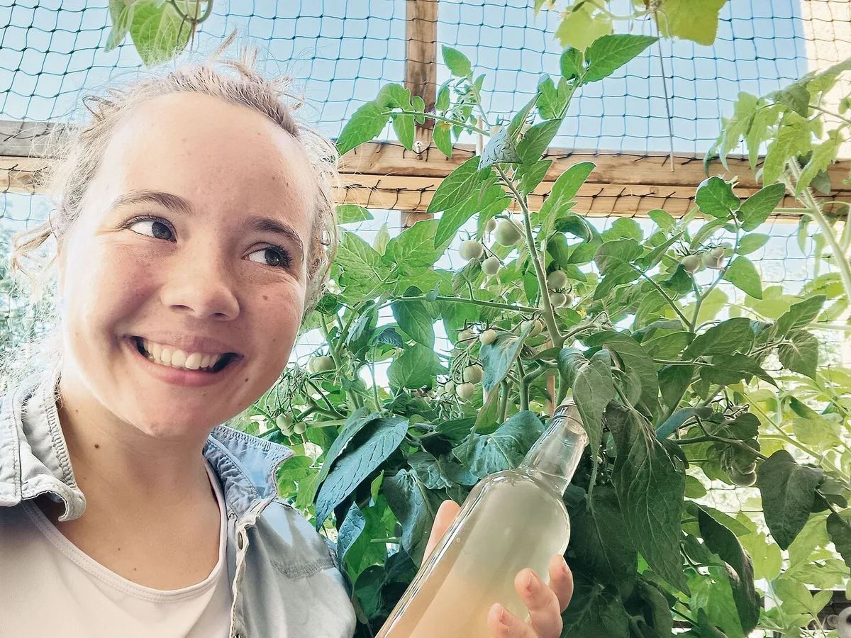 Samira Furrers Tomaten gedeihen, ihr Holundersirup ist fertig und die Vorfreude auf schöne, warme Tage ist auch da. Der Sommer kann eindeutig kommen.