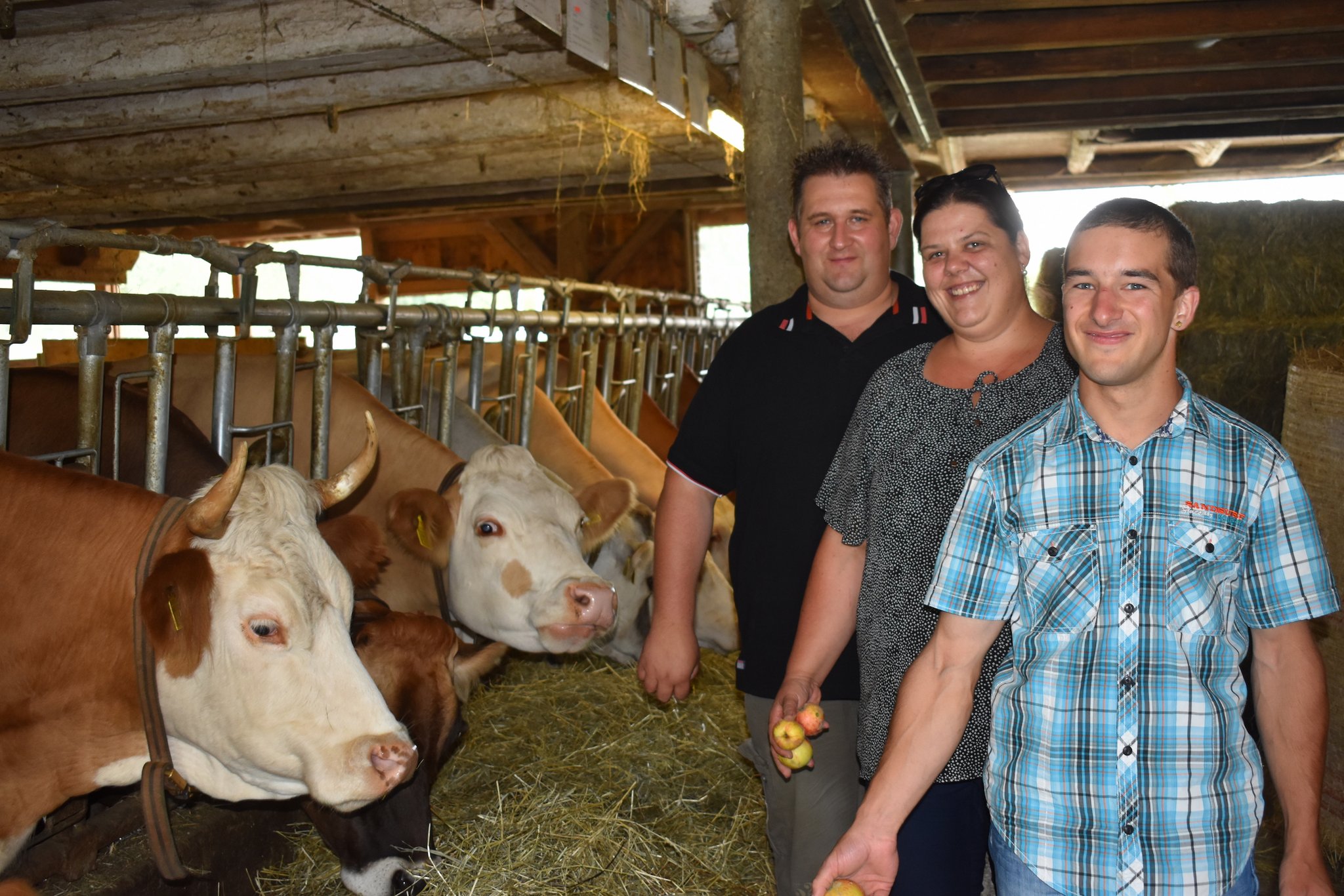 Röbi Nef (vorne) mit Manuela und Daniel Baumli im Kuhstall. Tiere mochte der 27-jährige Appenzeller schon immer. (Bilder Lara Aebi)
