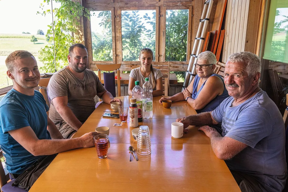 1270ab0f1c706cbaddaac7ee8bc513664b3d32d274ff77b62ff2e4def2e1556b Familie Duperrex sitzt mit Kati Fábián und Jan Burkhard beim Frühstück.