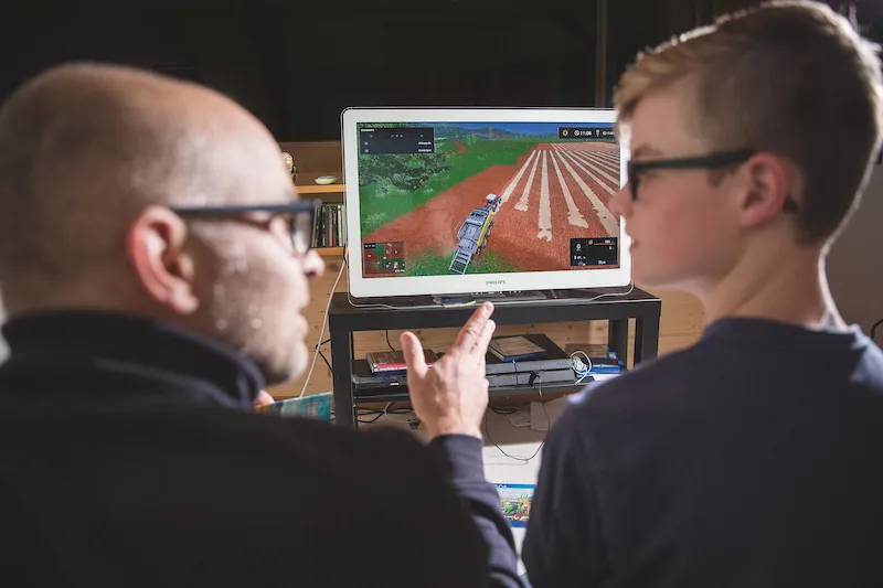 0849b1ec96f4cb4f7f8c041dc478f7f4a516103e David Eppenberger diskutiert mit seinem Sohn über die Landwirtschaft dank dem Landwirtschafts-Simulator. (Bild Mareycke Frehner)