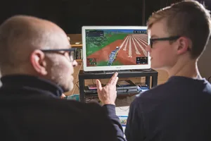 David Eppenberger diskutiert mit seinem Sohn über die Landwirtschaft dank dem Landwirtschafts-Simulator. (Bild Mareycke Frehner)