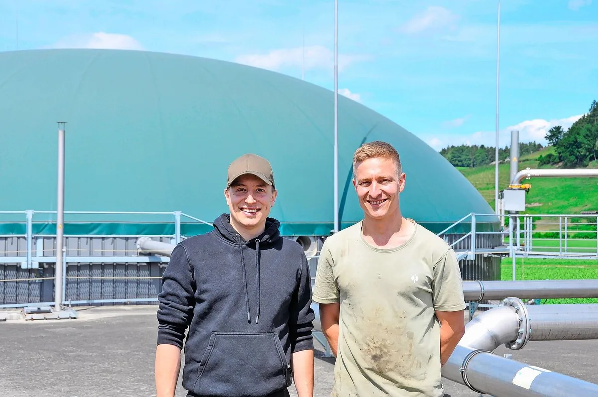 Michael Hunkeler, Betriebsleiter der Biogasanlage und sein Bruder Dominik (links) auf dem Dach eines der Fermenter. Er wolle Schweinehalter bleiben, betont der Agronom.