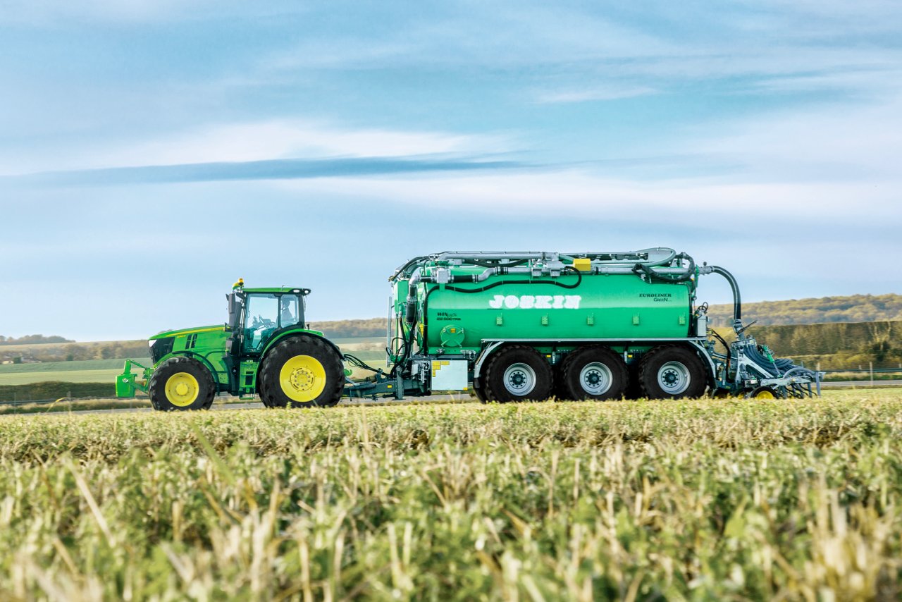 John Deere 6250 R Traktor mit Joskin Güllefass. (Bild: Robert Aebi AG)