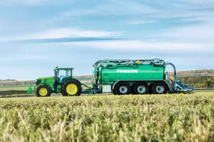John Deere 6250 R Traktor mit Joskin Güllefass. (Bild: Robert Aebi AG)