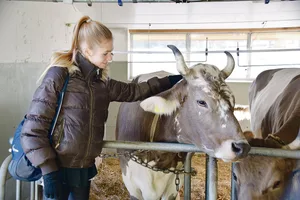 Meret Schneider setzt sich mit Leidenschaft für das Wohl der Tiere ein. Sie arbeitet auch regelmässig auf einem Gnadenhof für alte Nutztiere.