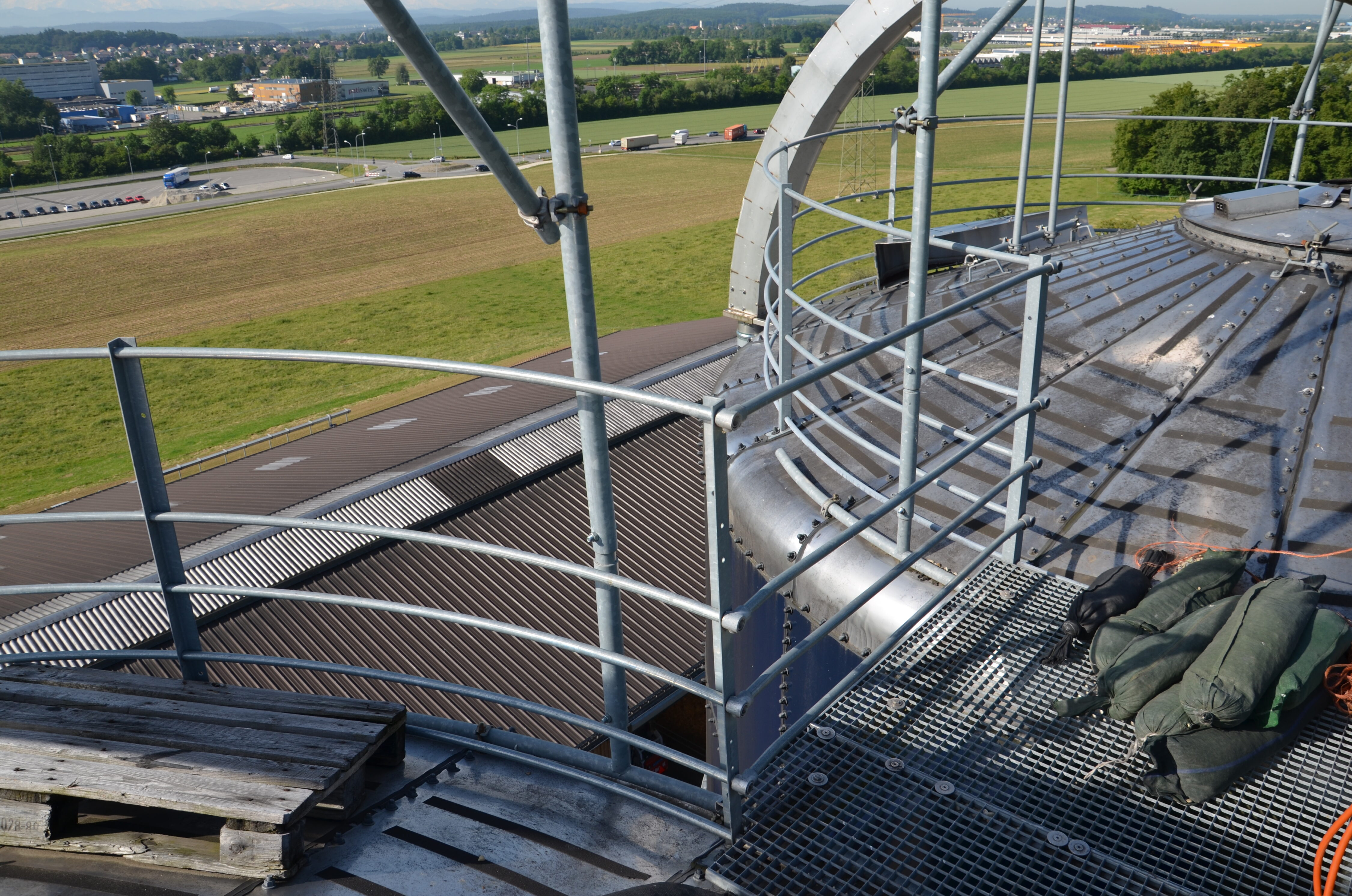 Wenn mehrere Silos nebeneinander stehen, müssen sie mit einem Steg verbunden und mit einem Geländer gesichert sein.