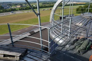 Wenn mehrere Silos nebeneinander stehen, müssen sie mit einem Steg verbunden und mit einem Geländer gesichert sein.
