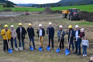 V.l.n.r.: Michel Tobler (SEOD), Christine Gygax (Maire Courtételle), Alain Tissot (Regiogaz), David Eray (Ministre), Diego Brait (EDJ), Ronan Bourse (Ökostrom Schweiz), Jean-Claude Finger (Commune de Courtételle), Hervé Cattin (EcoBioVal), Vincent Boillat (EcoBioVal).