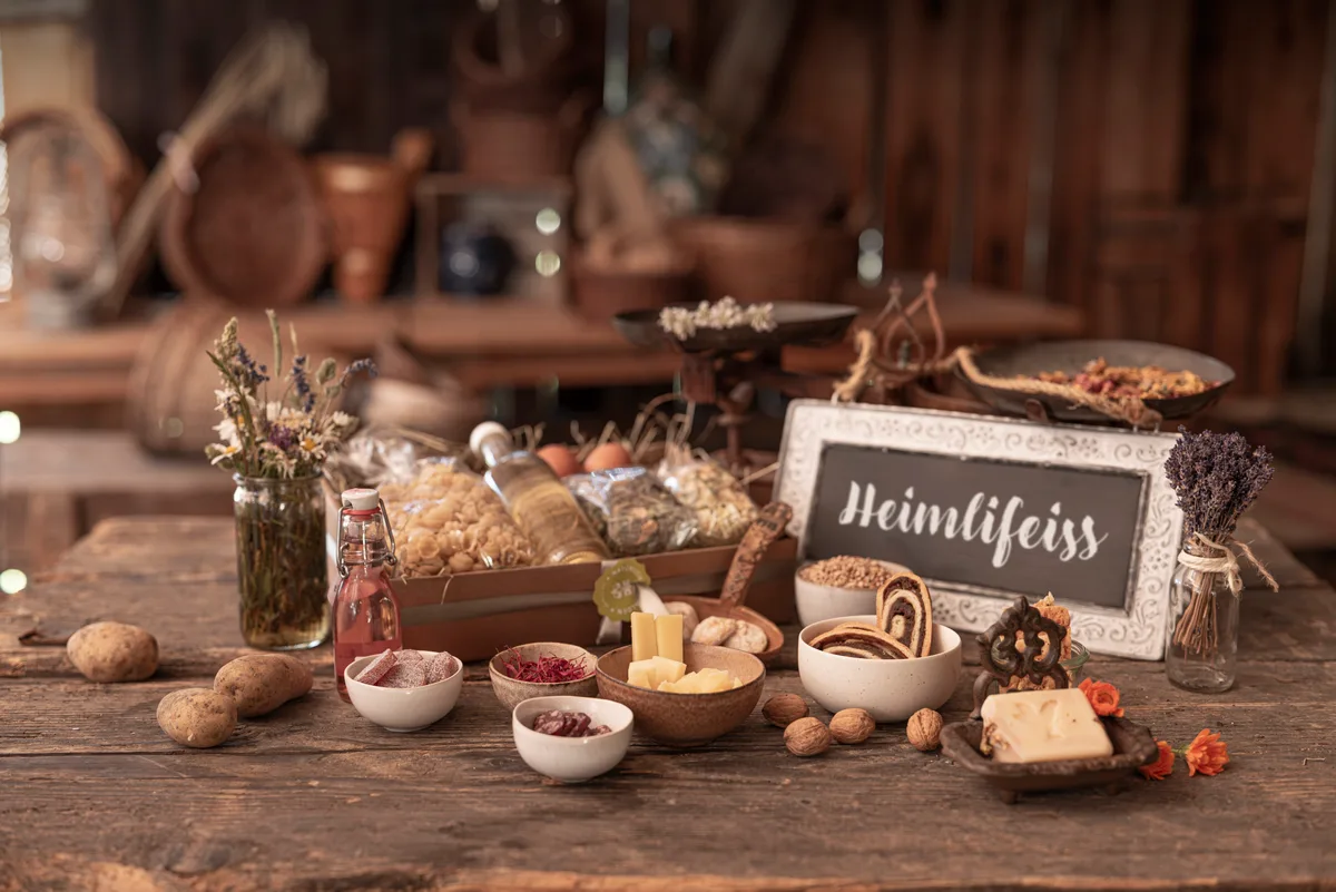 Geschenkkorb Natürlich Nidwalden Die Marketingorganisation "Natürlich Nidwalden" bietet als Gemeinschaftsprodukt Geschenkkörbe mit den Produkten der verschiedenen Mitglieder an.