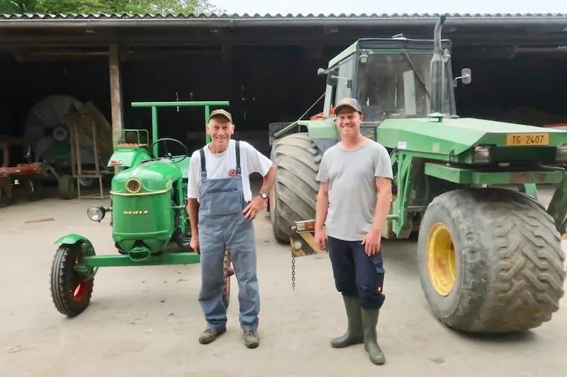 6b43f549d128bc834e4841bb0d673107930b2ccc Hans Heiri (links) und Michael Büchi sind richtige Traktorenfans. Der Oldtimer ist ein Geburtstags-Geschenk vom Sohn zum 70. und das Dreirad ein Eigenbau des Seniors. (Bilder Esther Thalmann)