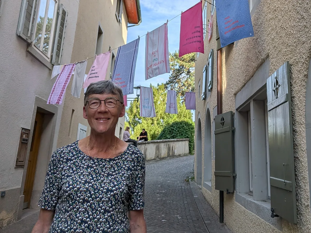 Käthy Meyer Burger femmes sapiens Käthy Meyer Burger unter den Wäscheleinen der Femmes Sapiens vor dem Wöschhüsli in Brugg: Eine Frauengeschichte von vielen, die es zu erzählen lohnt.