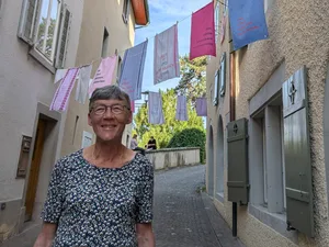 Käthy Meyer Burger unter den Wäscheleinen der Femmes Sapiens vor dem Wöschhüsli in Brugg: Eine Frauengeschichte von vielen, die es zu erzählen lohnt.