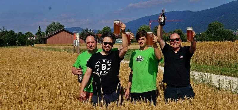 a2ec7ec5d30657a247fa7283142fcfd31ecd96b6 Vom Feld ins Glas: Die «Öufi»-Brauer aus Solothurn sind sichtlich stolz auf ihr hundertprozentig einheimisches Bier – gekennzeichnet mit dem Gütesiegel der IG Mittellandmalz. (Bild Moritz Künzle, Öufi-Brauerei)