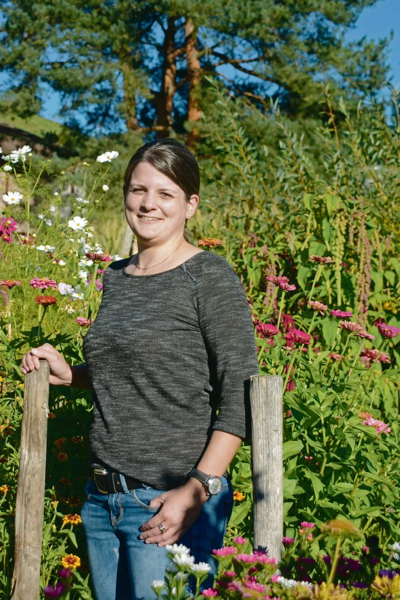 f600f6de639580b13fcec3242ccb8281dd1de2c0 Dina Gafner im Liebegg-Garten vor den Blumen. Das Modul Produkteverarbeitung hat ihr besonders gut gefallen. (Bilder Erika Lüscher)