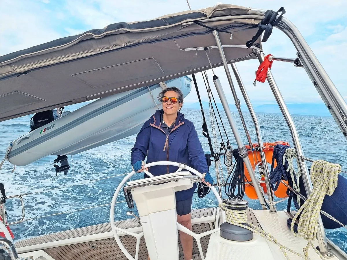 c3da0b9f55d28595d0b43968704254da23a89dfce9b9d845094abeb95ffa57e7 Lotti Baumann am Steuer der Segeljacht «Nisirepe». «Das hätte ich mir nie träumen lassen», sagt die frühere Bäuerin.