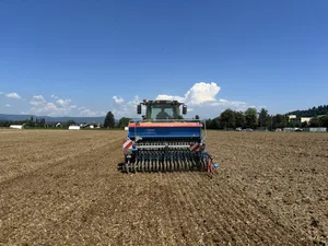 Mit einer Vollkasko des Zugfahrzeuges und dazu eine Versicherungsdeckung für «angehängte Gerätschaften» kann ein ausgeliehenes Anbaugerät wie eine Sämaschine mitversichert werden.