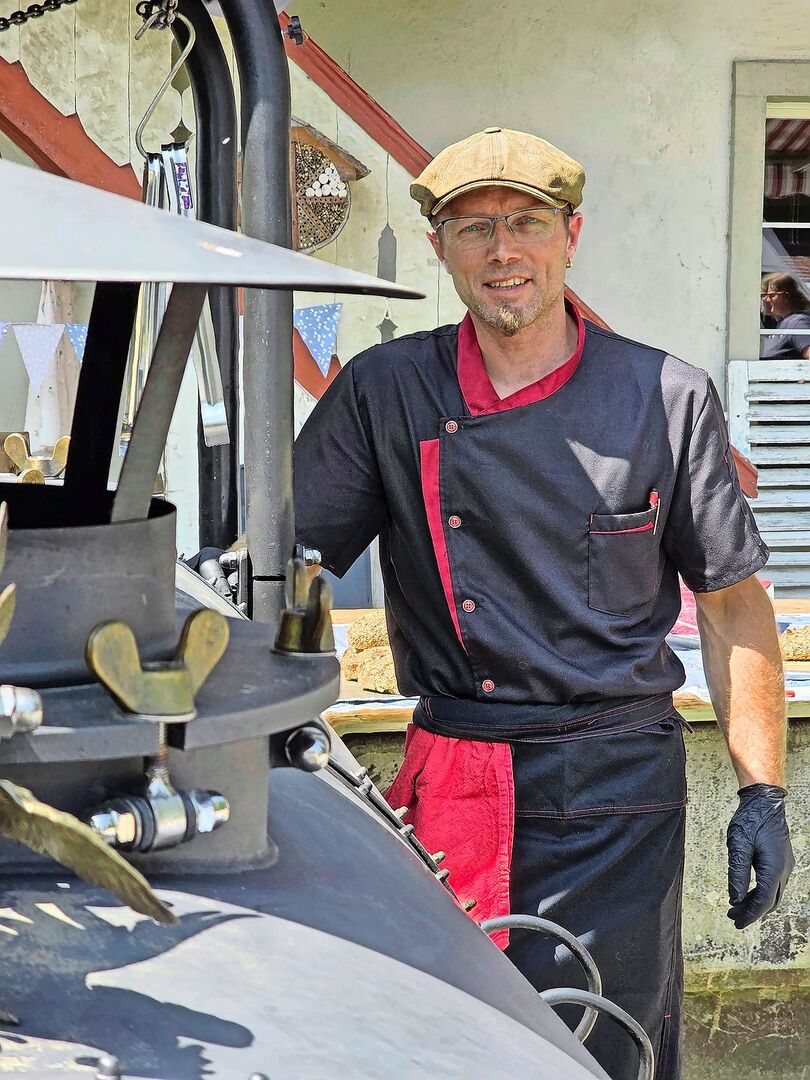 Der Grillmeister in Aktion. Die bleischwere «Loki» kann in einem Anhänger transportiert werden und ist daher für Caterings mobil und entsprechend viel unterwegs.