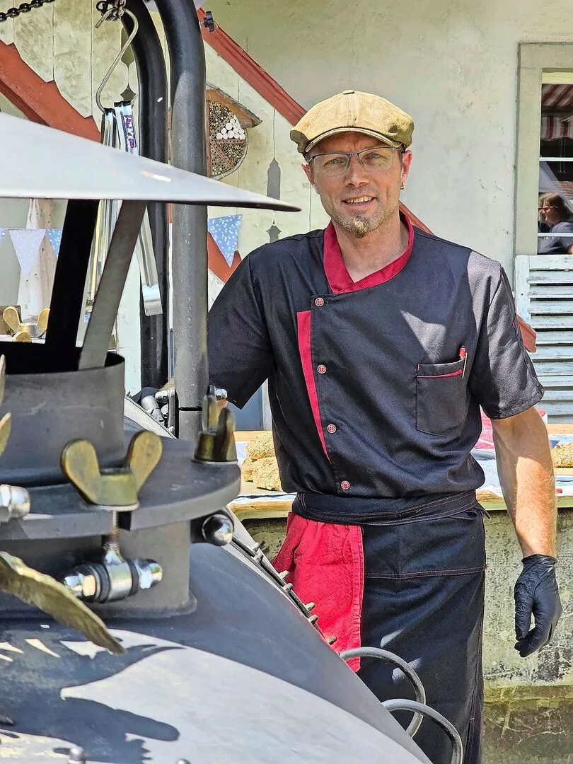 e4f4b6605c7c2c43393328ec27794986b4a12b9e4a357046c30cd05b26eff40d Der Grillmeister in Aktion. Die bleischwere «Loki» kann in einem Anhänger transportiert werden und ist daher für Caterings mobil und entsprechend viel unterwegs.