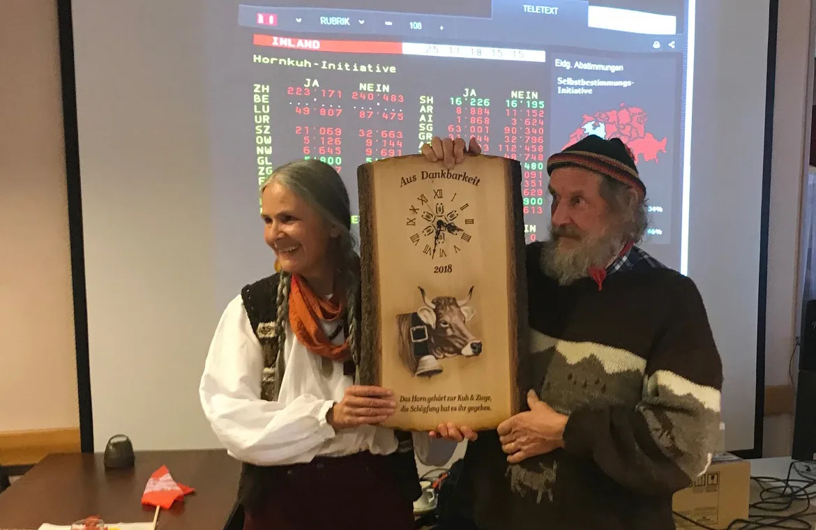 90e82c119a9404bcc0f797bbbd0753f16c9b2751 Lässt nicht locker: 2018 unterlag Armin Capaul (hier mit seiner Frau Claudia) mit der Hornkuh-Initiative an der Urne nur knapp. (Bild von der Abstimmungsparty akr)