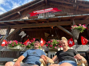 Tobias und Eva Ott vor der Alpkäserei Gummen. Nicht immer ist das Leben auf der Alp so idyllisch und gemütlich.