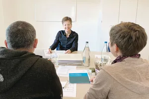Versicherungsfachfrau Nadia Barmettler während einer Gesamtberatung mit einem Bauernpaar.
