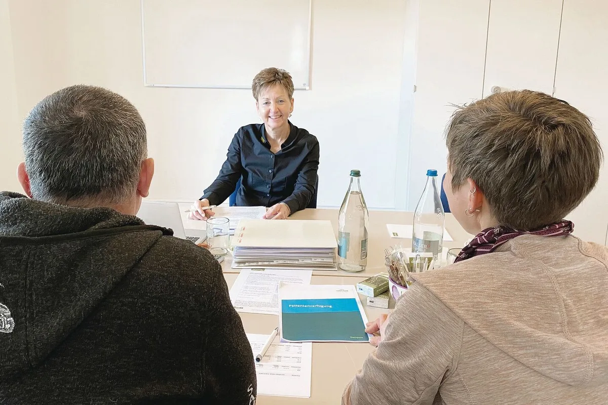 6be7b93aca19eb62e79fc3b6787ce1df6f443a118c2ce65d7f2ebdfb5d993eb6 Versicherungsfachfrau Nadia Barmettler während einer Gesamtberatung mit einem Bauernpaar.