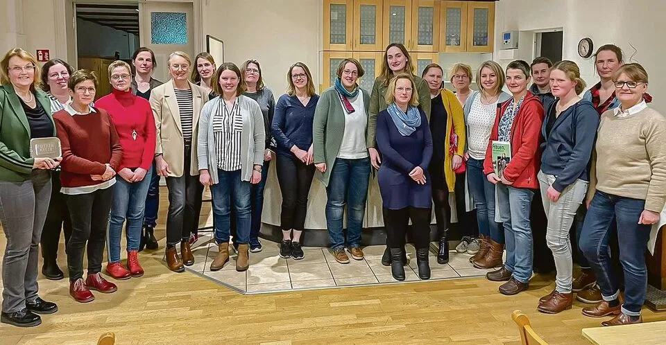 0b01199cbb9659ae9d85721b24a99ee9746b8293f7ee6032cef88a18e10cfcb7 Der Arbeitskreis Aktive Bäuerinnen hat Besuch aus dem Bundestag erhalten. Die Abgeordnete Susanne Mittag liess sich über die Herausforderungen im bäuerlichen Alltag in der Region Wesermarsch ins Bild setzen.