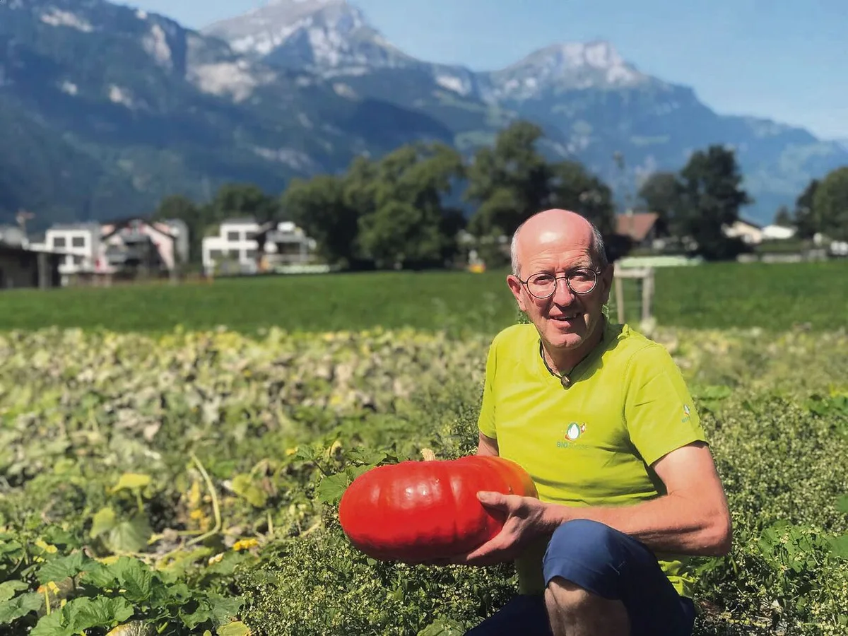 Franz Herger mit einem Bio-Kürbis auf dem Begegnungshof By Herger in Altdorf, wo auch das Biofest stattfindet.