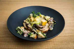 Zur Hauptspeise serviert Lydia Barmettler Kalbsfiletschnitzel mit Lauch, Äpfel und Pilzen an Sauerrahmsauce mit «Tschifelerbrot»