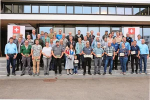 Die besten Braunvieh-Herdenmanager der letzten 20 Jahre wurden nach Zug geladen. Sie durften von Präsident Adrian Arnold (vorne links) und Direktor Martin Rust (vorne rechts) Glückwünsche entgegennehmen.