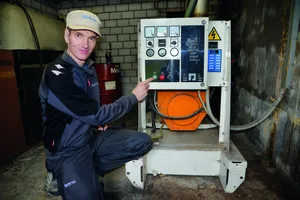Thomas Odermatt von der Alsona zeigt den Nutzen eines Notstrom-Generators auf
dem Landwirtschaftsbetrieb, hier mit einem Dieselgenerator.