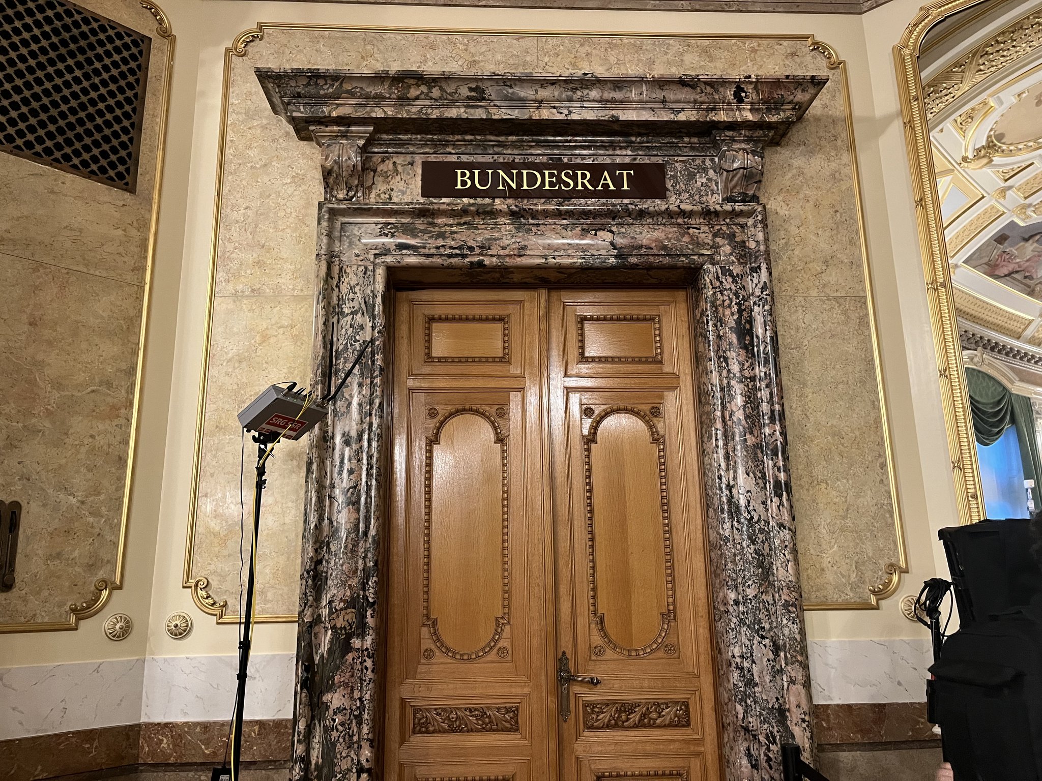 Erster Wahlgang äusserst knapp: es geht weiter