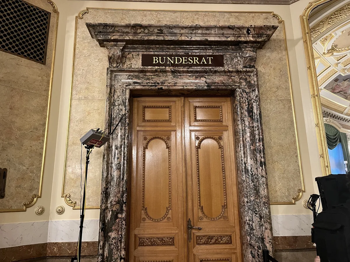 Erster Wahlgang äusserst knapp: es geht weiter