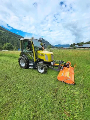 Der Rigitrac SKE 40 e-direct verfügt über mehrere Elektromotoren wie Fahrantrieb und Zapfwellen. Für einen effizienten Energieverbrauch kommen sie nur bei Bedarf zum Einsatz. Die Batterie hat eine Kapazität von 58 kWh.