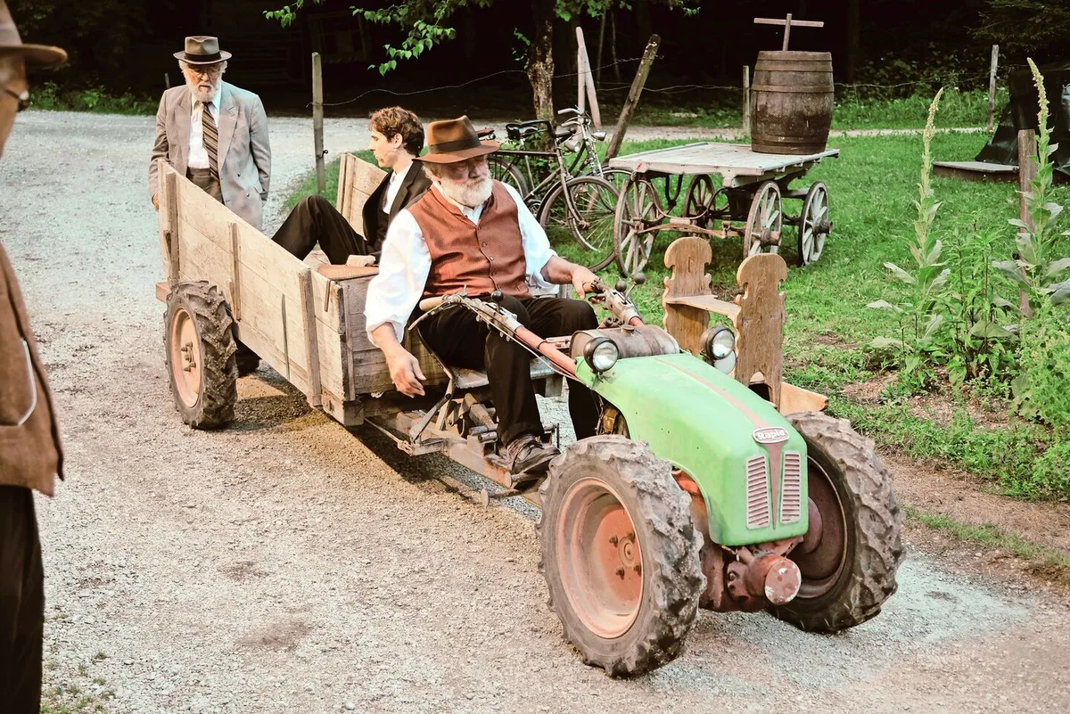 Schätzer Bänz (Urs Hofmann), Mani (Patrik Aebischer) und Joggi (Beat Sigrist) fahren zur Wirtschaft «Gnepfi», um das Hab und Gut von Eisi zu schätzen (Vorbereitungen für den Geltstag).