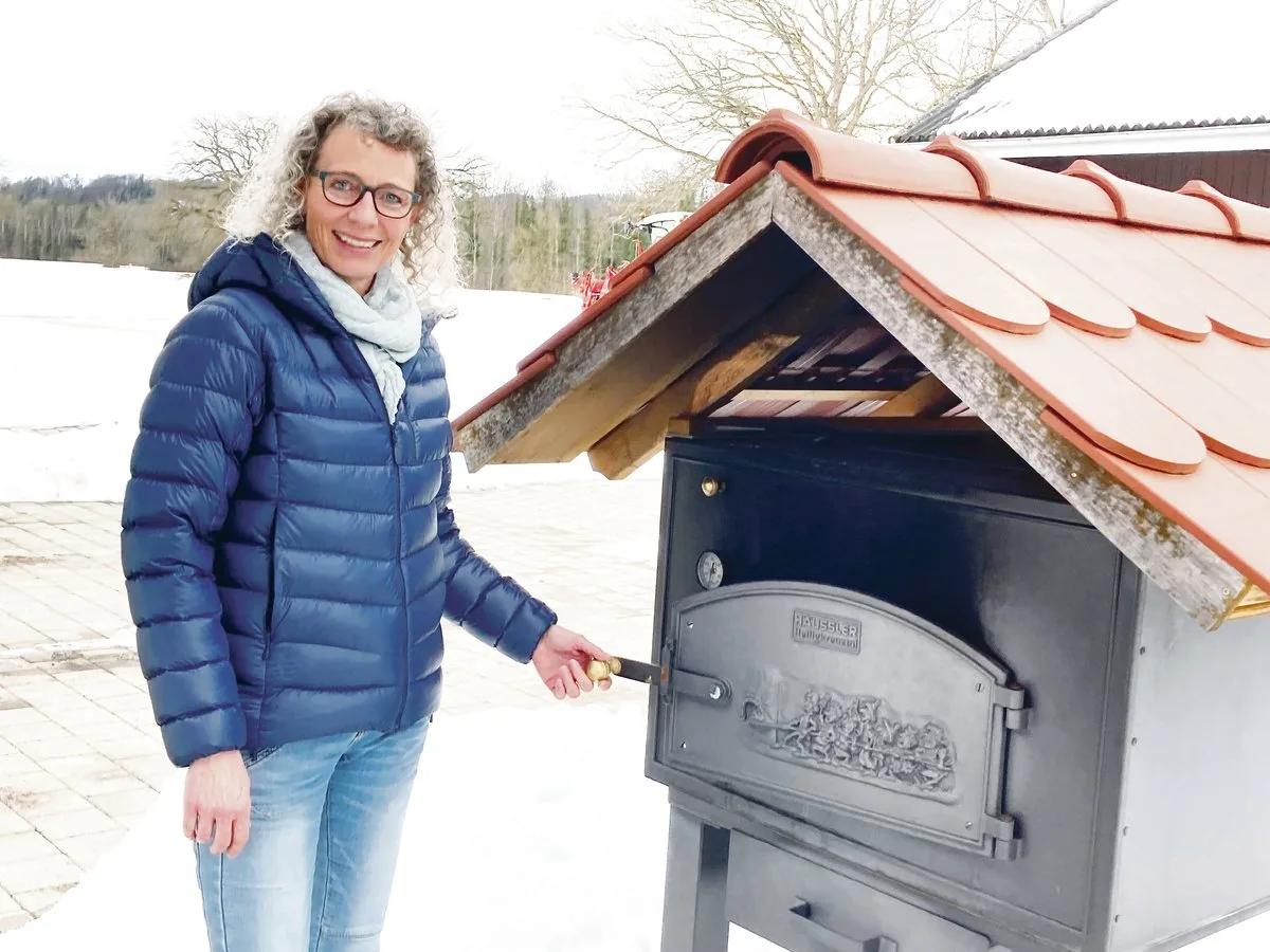 8d96ef61c8f6577c891dd9eba998713f0b4758ba Brotbacken ist eines der Lieblingsthemen von Susanne Spaltenstein. Ihr Brot aus dem eigenen Holzofen bietet sie im Hofladen an, der während der Spargelsaison geöffnet hat.(Bild Alexandra Stückelberger)