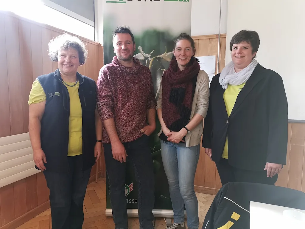 16842acbccfa2e23f5ab24fecca801357794b552 Monika Sommer (ganz rechts) ist gelernte Pharma-Assistentin und Bäuerin FA. (Bild dj)