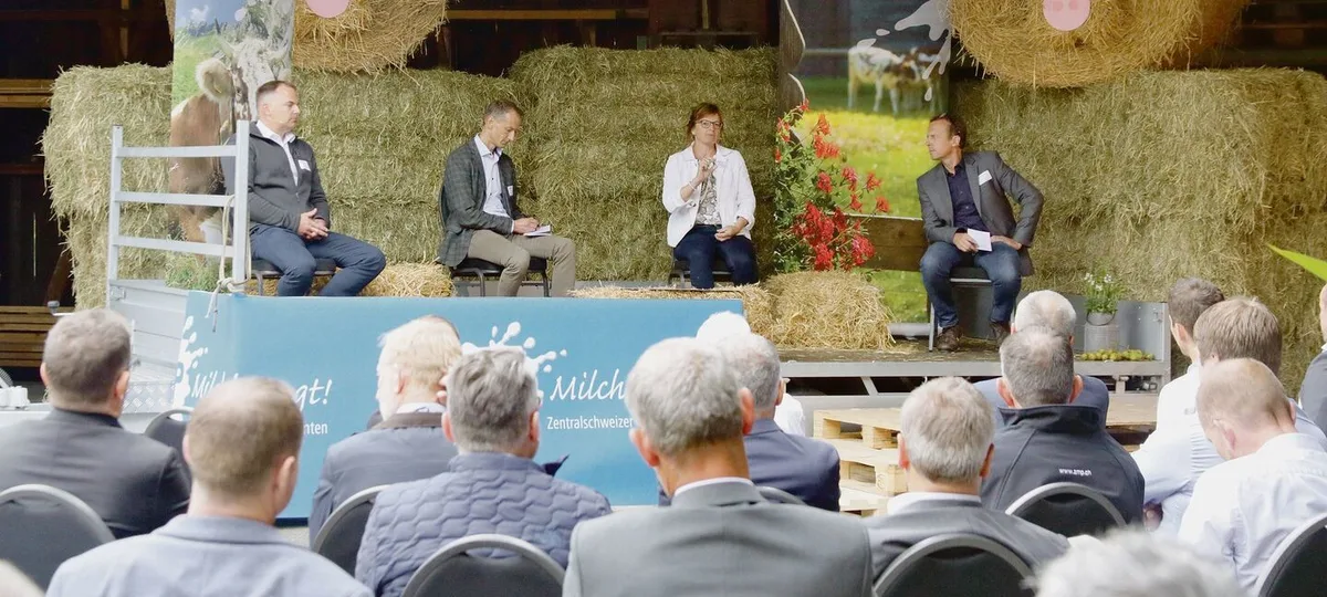 Die Diskussionsrunde bestritten Marcel Dettling (SVP/ZH), Gerold Schatt (Emmi) und Priska Wismer-Felder (Die Mitte/LU) unter der Leitung von Adrian Krebs (BauernZeitung).