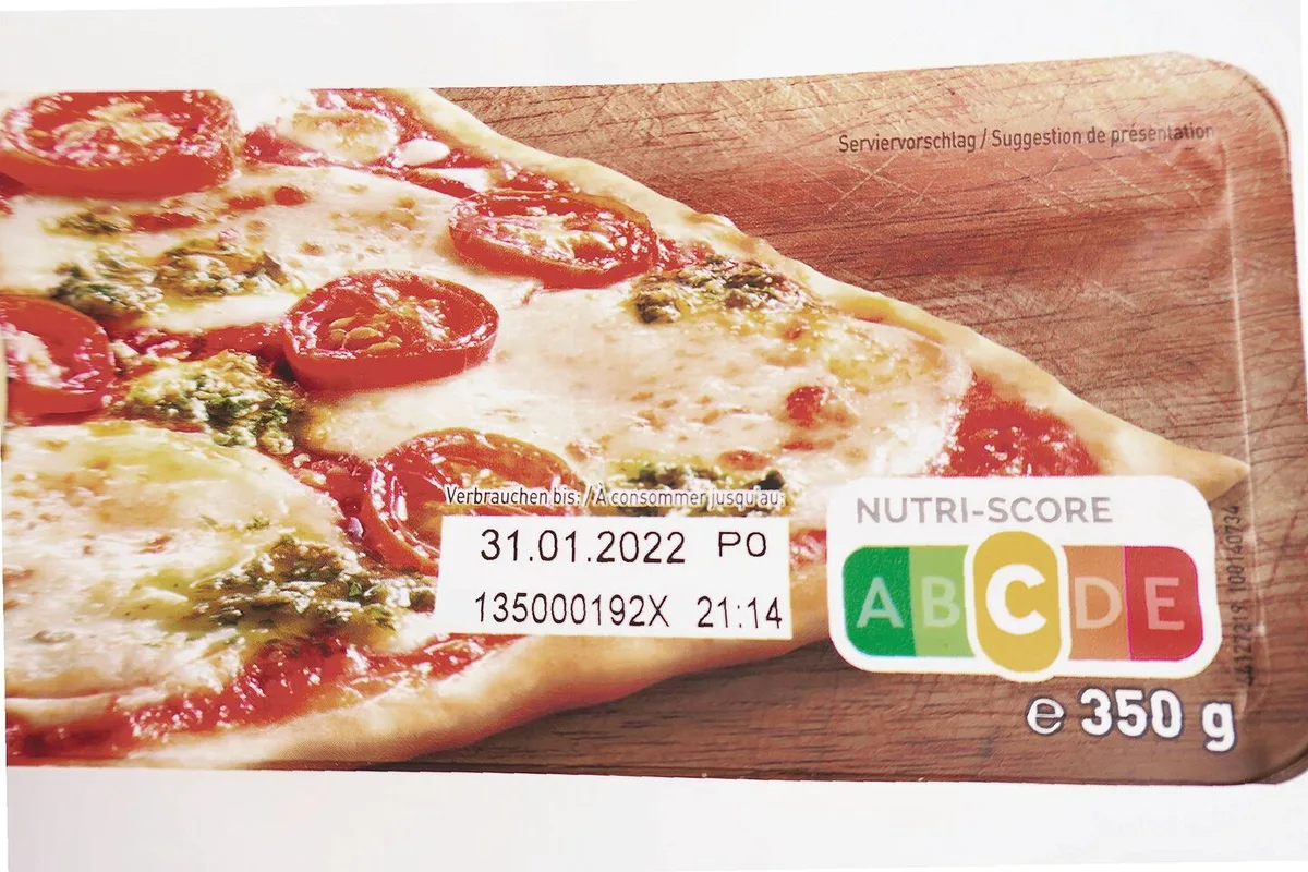 8a489bc9472a545a20819efee7bfc2928a83036e7277b0b2d64c6a628359ae9e Wie ausgewogen ist diese Fertigpizza im Vergleich zu anderen Fertigpizzen? Die fünfstufige Farb- und Buchstabenskala Nutri-Score gibt einen schnellen Überblick.