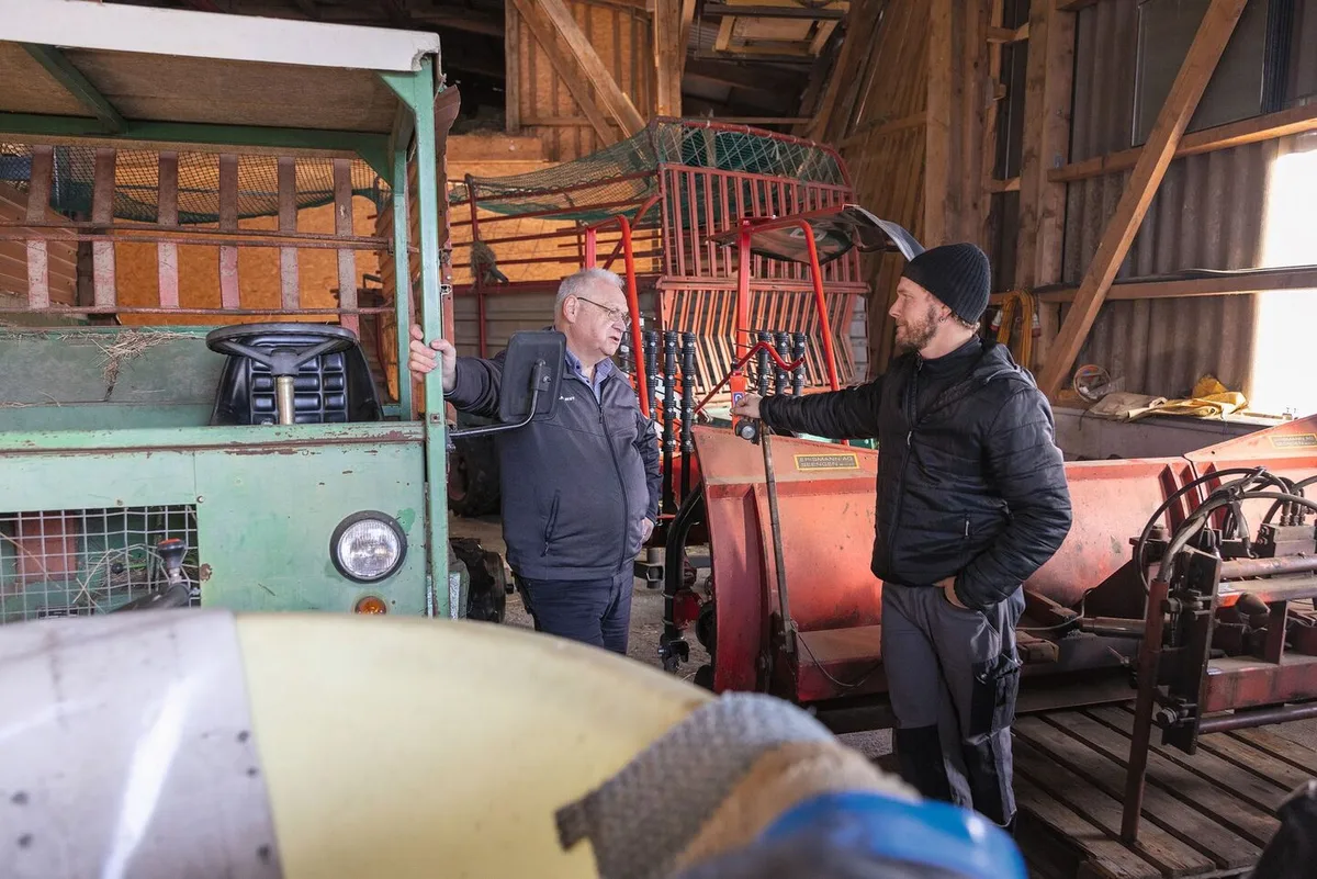 24f18de94892a3fff60077cb983d7a5cb3999a0c8e08d18e57c146b0b8ef9d1a Berater Thomas Hauri (links) diskutiert mit Landwirt Silvan Holdener auf dessen Betrieb in Seewen SZ.