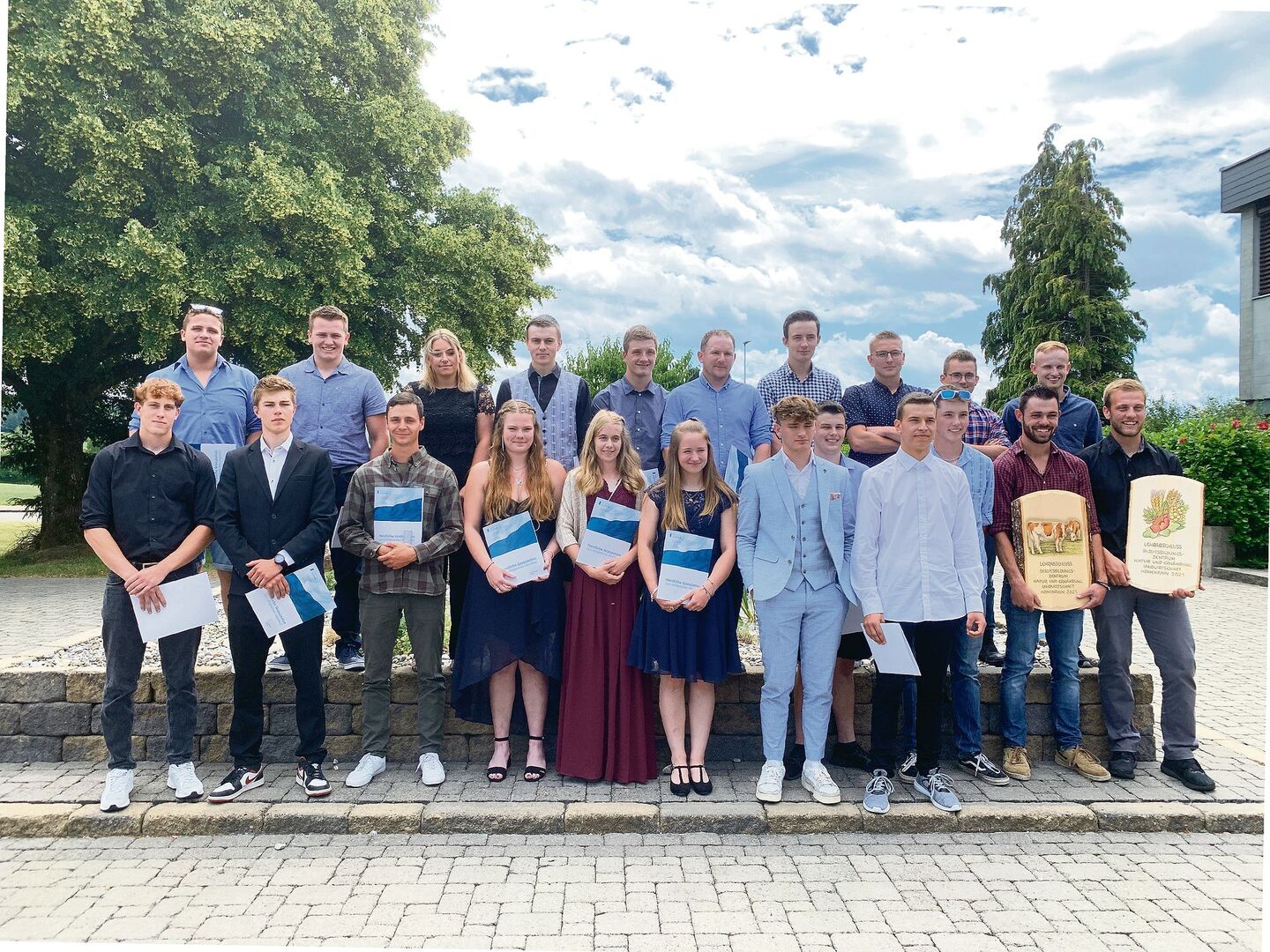 Die Klassen 3a (links) und 3b am BBZN Hohenrain, mit den diplomierten Landwirtinnen und Landwirten EFZ.