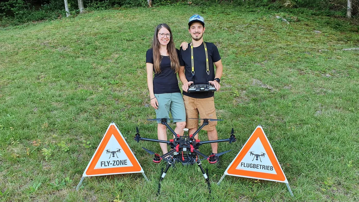 e40b6cdbb58cfe4d52676f4af6572f3cba2b95bc Janine Jakober und Sven Schwertfeger mit einer Drohne. (Bild Janine Jakober & Sven Schwertfeger)
