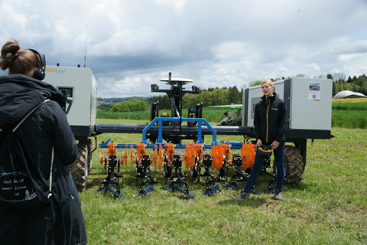 19ece291b1a61e84aa83f212f1cdb26d76e4bb66 Robotti, der autonom fahrende Traktor, ist mit einer Dreipunkt-Anhängung ausgestattet, so dass zwischen dessen Rädern alle herkömmlichen Anbaugeräte angehängt werden können. (Bild Strickhof)
