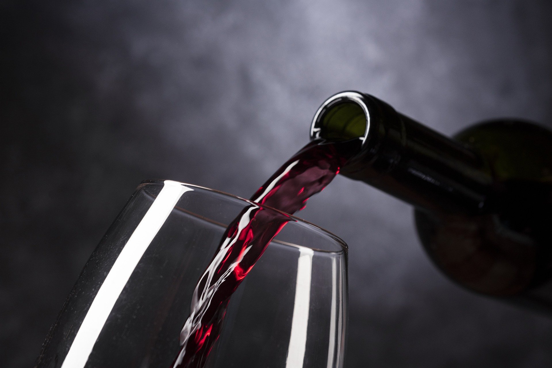 Es sind dunkle Zeiten für die Weinbranche. Der Markt hatte sich noch nicht von der grossen Ernte 2018 erholt, als die Corona-Krise die Lage weiter verschlimmert hat. (Bild Pixabay)