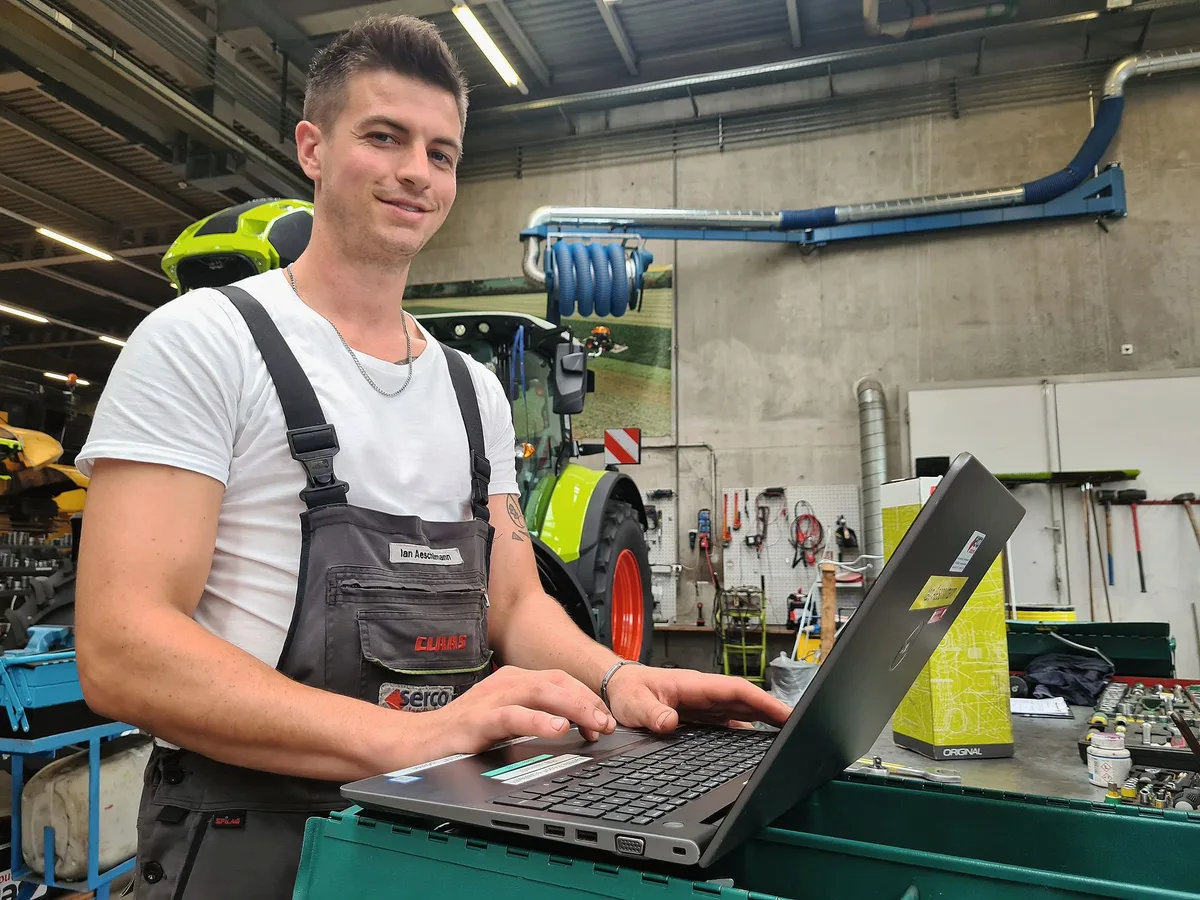 Ian Aeschlimann ist Landwirt und Landmaschinenmechaniker. Er wollte Maschinen nicht nur fahren, sondern ihr Innenleben kennen. Bild: die grüne/Beat Schmid