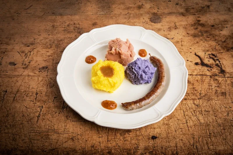 cf5297df5a2646e82cb8f4da778b7b3d207b6973 Lammwurst mit Safrankartoffelstock, Aprikosenchutney und Orange Wine Jus. (Bild Ueli Christoffel/SRF)