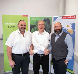 Reto Hiestand (Mitte) umrahmt von OK-Präsident Jakob Kamm (rechts) und Präsident des Trägervereins Hansruedi Hauser (links)