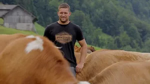 Mathis Marcel auf seinem Betrieb in Bürgen NW. (Bild Flavian Cajacob)